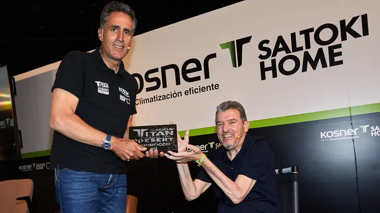 Miguel Induráin, en representación de Saltoki Home, entrega a Juan Carlos Unzué y a la Fundación Luzón el cheque-donación para la lucha contra la Esclerosis Lateral Amiotrófica (ELA) gracias a los kilómetros recorridos en la pasada edición de la Skoda Titan Desert Morocco 2023. IÑIGO ALZUGARAY