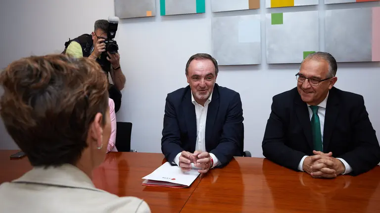 La secretaria general del PSN y candidata a la Presidencia del Gobierno de Navarra, María Chivite, se reúne con el presidente de UPN, Javier Esparza, dentro de las reuniones que está teniendo la actual presidenta para intentar conformar un nuevo gobierno. IÑIGO ALZUGARAY