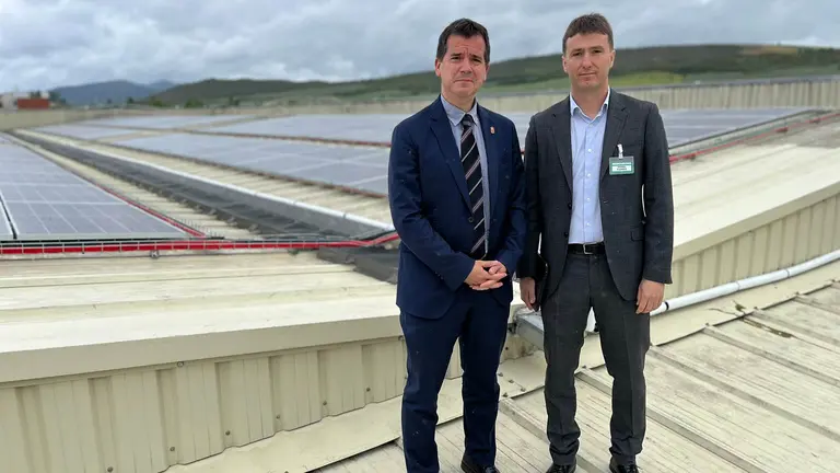 El consejero Mikel Irujo en su visita a la tienda de Mercadona en Mutilva. MERCADONA