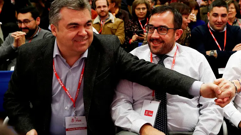 El diputado del PSOE, Santos Cerdán (i), y el consejero de Interior y vicepresidente del Gobierno de Navarra, Javier Remírez (d), al comienzo del Comité Regional del partido, este viernes en Pamplona, donde la secretaria general del PSN-PSOE y presidenta del Ejecutivo, María Chivite, ha hecho un balance positivo del primer semestre de legislatura en el que ha asegurado que se han dado pasos en "cuestiones prioritarias" para Navarra. Chivite ha aludido también a la transferencia de las competencias exclusivas de tráfico a Navarra y ha reiterado que "en ningún caso supondrá que la Guardia Civil salga de nuestra comunidad", aunque "algunos se empeñen en decirlo". EFE/ Jesús Diges