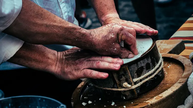 Los asistentes podrán conocer cómo se elabora el Queso Roncal de manera tradicional. CEDIDA