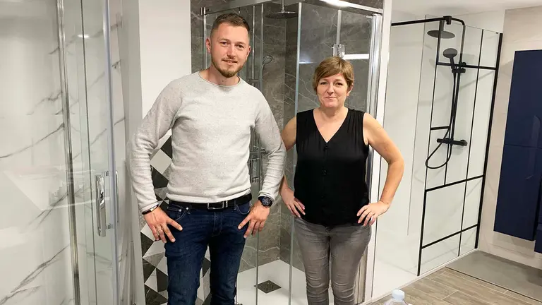 Vadym Melnyk y Susana Olivares en la tienda Ducha Expert en la calle San Fermín  43. Navarra.com