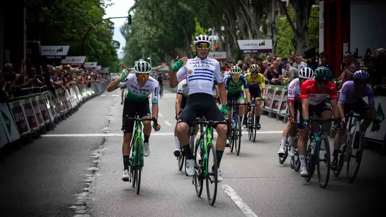 Final de la tercera etapa de la Vuelta a Navarra en Pamplona en 2023. JASMINA AHMETSPAHIC