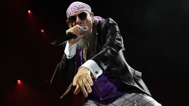 El músico y cantante Enrique Villarreal Armendáriz mas conocido como "El Drogas", durante su actuación hoy sábado en el Navarra Arena de Pamplona. EFE / Villar López.