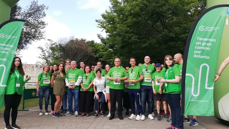 Enrique Maya, junto con el presidente y gerente de la Asociación Española contra el Cáncer en Navarra, Juan Franco y Javier García, realizan el corte de la cinta de la marcha. EUROPA PRESS