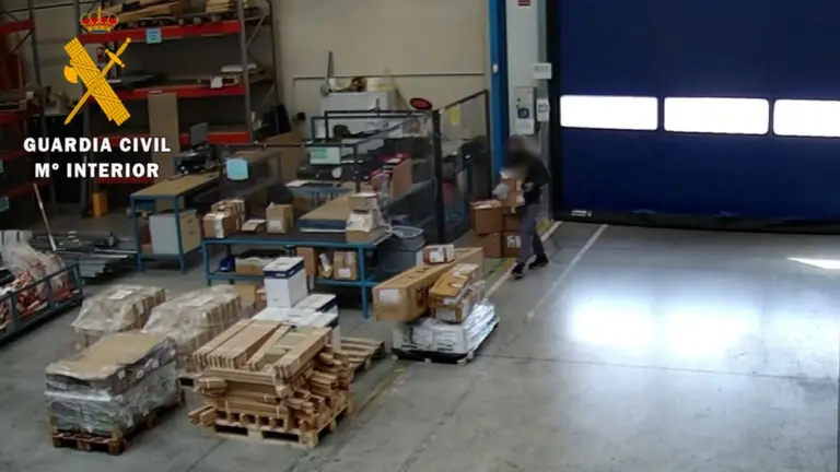 El detenido robó a la empresa un paquete que contenía 20 móviles. GUARDIA CIVIL