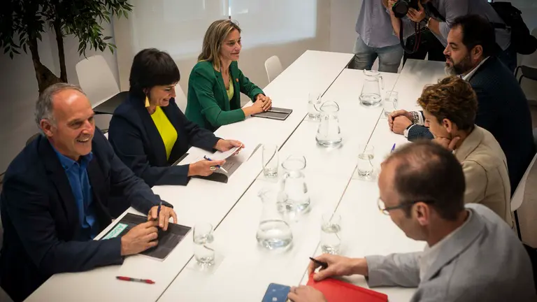 La secretaria general del PSN y la candidata a la Presidencia del Gobierno de Navarra, María Chivite, se reúne con la candidata de EH Bildu, Laura Aznal. JASMINA AHMETSPAHIC