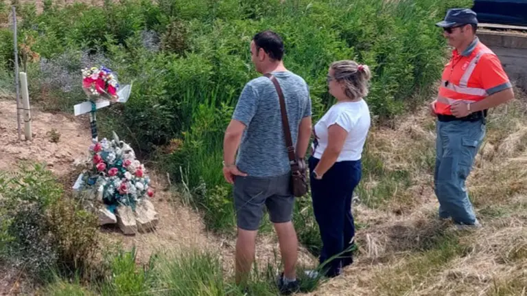 Familiares de Álvaro Buisán Torres acuden junto a la Policía Foral al lugar del accidente de tráfico donde falleció el joven cuando se cumplen cinco años de su muerte. POLICÍA FORAL