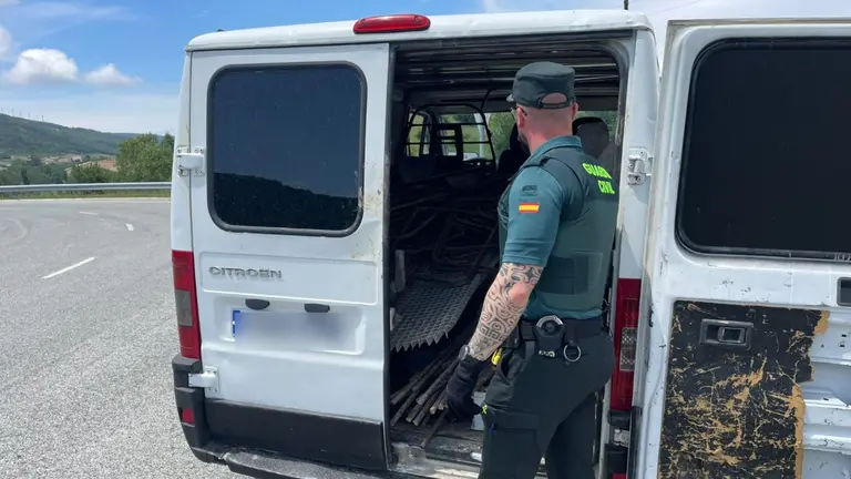 La Guardia Civil consiguió localizar la furgoneta tras el aviso del policía foral. GUARDIA CIVIL
