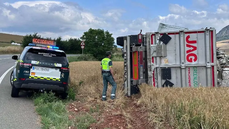Un camión se sale de la vía en la NA-129 en Estella. GUARDIA CIVIL