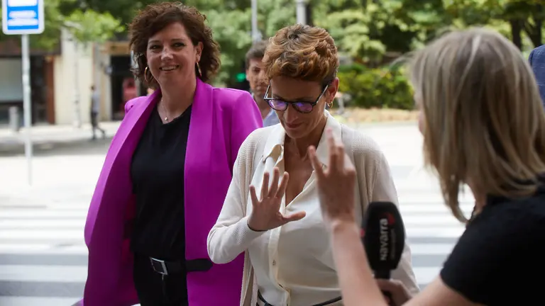 La secretaria general del PSN y candidata a la Presidencia del Gobierno foral, María Chivite, se reúne con la candidata de Contigo Navarra, Begoña Alfaro, tras la no comparencia de la candidata de Geroa Bai, Uxue Barkos, que también estaba convocada a la reunión. IÑIGO ALZUGARAY