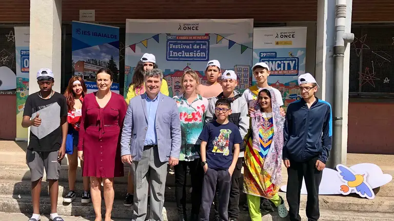El delegado de la ONCE en Navarra, Valentín Fortún Arriezu (en el centro de la foto), junto a la directora del IES
Ibaialde a su derecha (Marina Aramendía) y, a su izquierda, la tutora de los alumnos (Estela Azcárate) con el grupo
de alumnos ganadores del premio nacional de la ONCE. CEDIDA