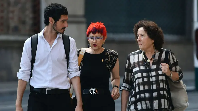 Induráin abandona la sesión constitutiva del Parlamento de Navarra junto a su nuevo jefe del Gabinete de Salud y a la consejera Maeztu. PABLO LASAOSA