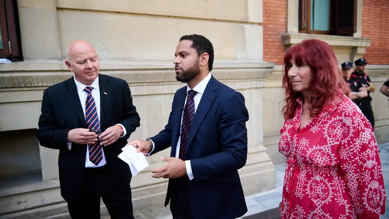 El secretario general de Vox, Ignacio Garriga, y la
cabeza de lista de Vox al Parlamento de Navarra, Maite Nosti, atienden a los medios de comunicación tras el acto de constitución de la Cámara foral. PABLO LASAOSA