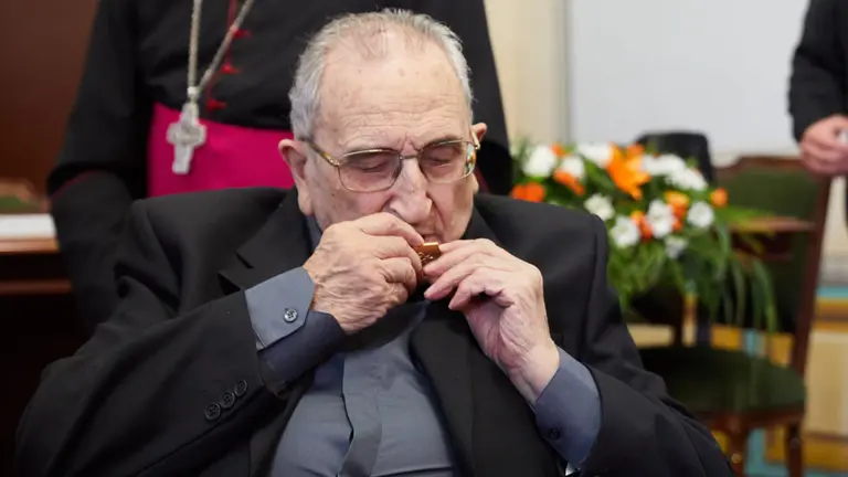 Acto de entrega del diploma y de la Cruz pro Ecclesia et Pontífice que el Papa Francisco ha concedido a los sacerdotes navarros Aurelio Sagaseta y José Luis Sales por su servicio a la Iglesia durante su ministerio sacerdotal. IÑIGO ALZUGARAY