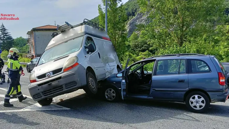 Aparatoso accidente en la N-240 a su paso por Navarra. BOMBEROS DE NAVARRA