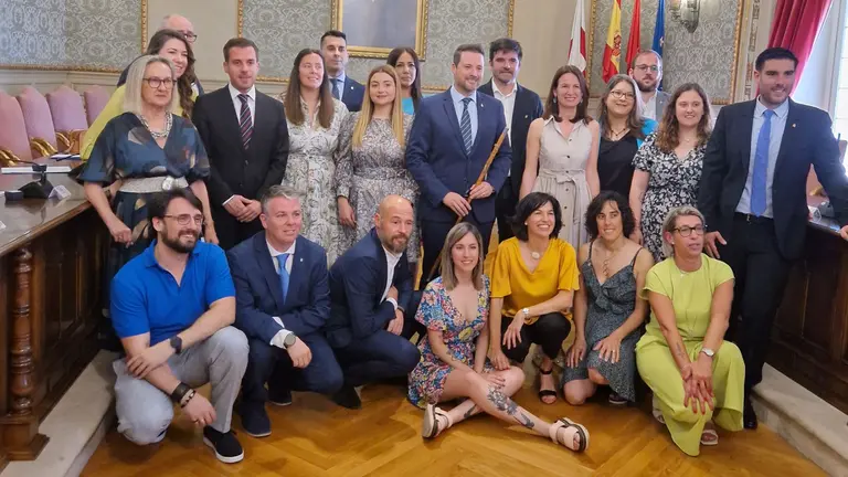 Alejandro Toquero, alcalde de Tudela con mayoría absoluta, junto a la nueva corporación de Tudela. AYUNTAMIENTO DE TUDELA