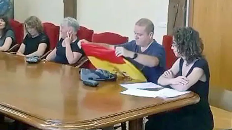 El concejal de UPN e Echarri Aranaz, Juan Frommknecht, muestra la bandera de España durante su toma de posesión.