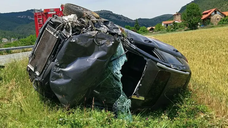 Los bomberos han rescatado a una persona herida tras sufrir un accidente de tráfico en Güesa. BOMBEROS DE NAVARRA