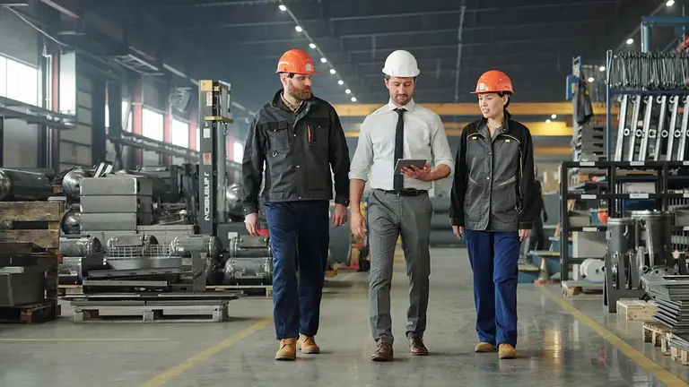 Unos trabajadores comprueban el estado de un almacén. CEDIDA