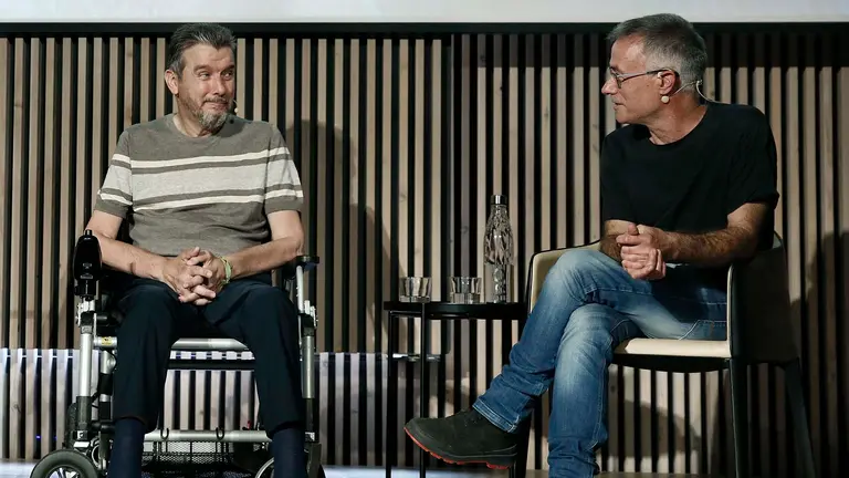El exportero Juan Carlos Unzué, acompañado por el neurólogo del Hospital Sant Pau de Barcelona, Ricard Rojas (d), que en 2019 diagnosticó a Unzué que padecía esclerosis lateral amiotrófica (ELA), durante la charla protagonizada este martes, víspera del Día Mundial del ELA, sobre la investigación y abordaje de esta enfermedad, que afecta a unas 4.000 personas en España. EFE/Andreu Dalmau