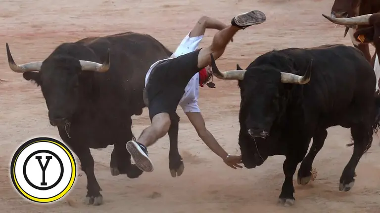 Un corredor ha sido alcanzado sin consecuencias por uno de los toros en la plaza en el séptimo encierro de los Sanfermines de 2022 ante los toros de la ganadería de Victoriano del Río Cortés. EFE J.P. Urdir