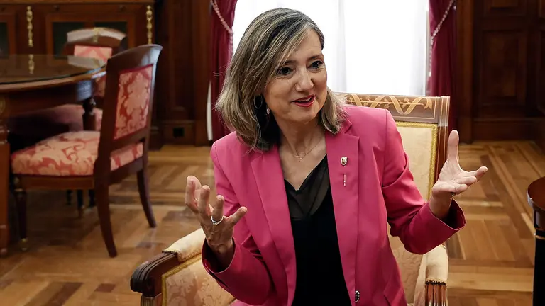 La nueva alcaldesa de Pamplona, la regionalista Cristina Ibarrola, considera que, pese a estar en minoría, se puede gobernar de "forma exitosa con acuerdos puntuales" y, en ese sentido, tras apuntar que su "línea roja es EH Bildu", expresa su confianza en poder alcanzarlos con el resto de grupos. Licenciada en Medicina y Cirugía y Especialista en Medicina Familiar y Comunitaria y parlamentaria foral en la pasada legislatura, Cristina Ibarrola Guillén (Pamplona, 1969) es la segunda mujer en ocupar la alcaldía de la capital navarra en las once legislaturas de la etapa democrática, un cargo al que ha accedido como la candidata de la lista más votada (9 concejales), con el apoyo del PP (2), en un Consistorio de 27 escaños. En una entrevista con EFE, asegura que en todo momento ha sido consciente de que, si gobernaba, lo iba a hacer en minoría y destaca que lo hará "con diálogo y buscando consensos", al tiempo que señala que "a día de hoy" no tienen intención de hacer ningún pacto de gobierno. EFE/ Jesús Diges