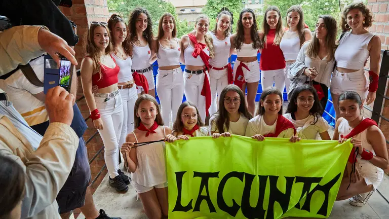 Inicio de las Fiestas de Barañáin 2023, con el lanzamiento del Chupinazo por parte de la sección de gimnasia rítmica de Lagunak y en el que la lluvia ha hecho acto de presencia. IÑIGO ALZUGARAY