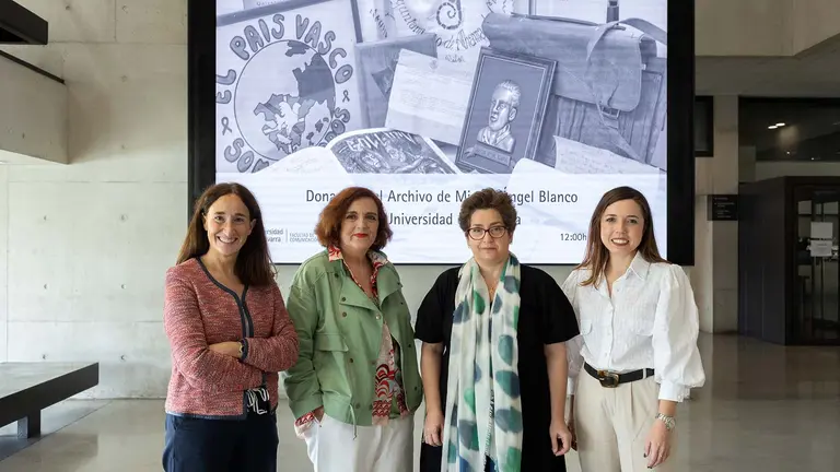 La Fundación Miguel Ángel Blanco ha sacado a la luz cientos de documentos inéditos, la gran mayoría cartas de condolencia, que fueron guardados por la familia del concejal asesinado por ETA en 1997 y que ahora recuperan y hacen más tangible que nunca el espíritu de Ermua con su donación a la Universidad de Navarra para su estudio y difusión. En la imagen la directora de la fundación, Cristina Cuesta (2i), y la decana de la Facultad de Comunicación de la Universidad de Navarra, Charo Sádaba (i), entre otras, posan para los gráficos momentos antes de la rueda de prensa que han ofrecido este jueves en la Universidad para dar a conocer esta donación. EFE/ Villar López