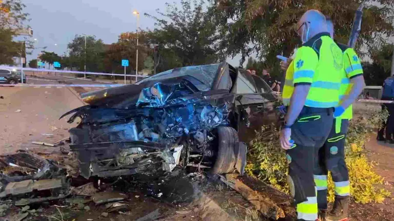 El vehículo que conducía el fallecido quedó totalmente destrozado. EMERGENCIAS MADRID