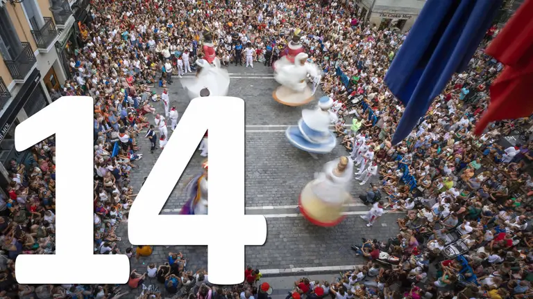 La Comparsa de Gigantes y Cabezudos baiIa en la Plaza del Ayuntamiento en San Fermín 2022. EFE Villar López