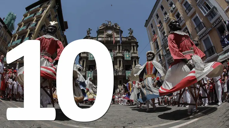La comparsa de Gigantes y Cabezudos de Pamplona se despide de fiestas en la Plaza Consistorial donde han bailado, como es tradición, por última vez en San Fermín 2022. EFE Villar López