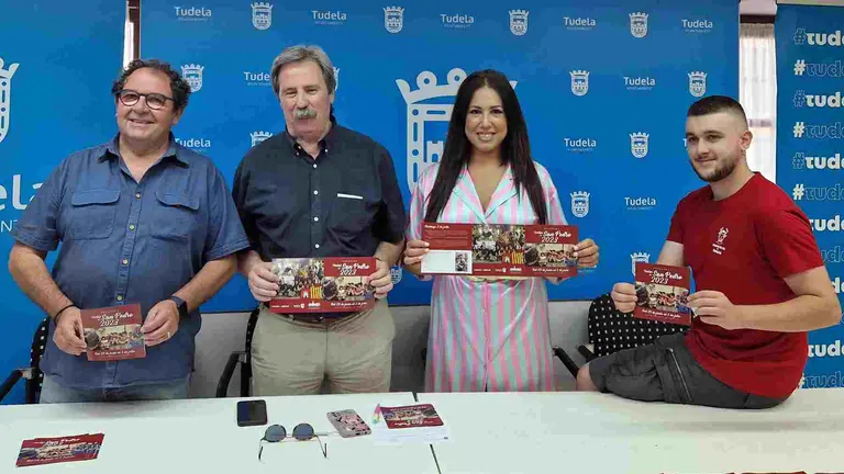 la concejala de Festejos del Ayuntamiento de Tudela, Verónica Gormedino López, junto a José Mari Blanzaco, representante de los Vecinos del Casco Antiguo; de José Luis Balmaseda, del Paloteado del Casco Antiguo y de Mateo
Beamonte, miembro de la Comisión de Fiestas y de la Comparsa Eguzki. AYUNTAMIENTO DE TUDELA