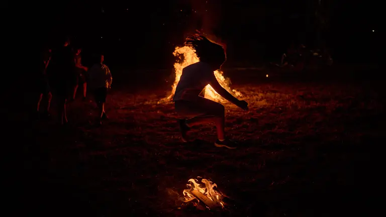 Cientos de personas se reunen en la noche de las hogueras de San Juan en Sarriguren. PABLO LASAOSA