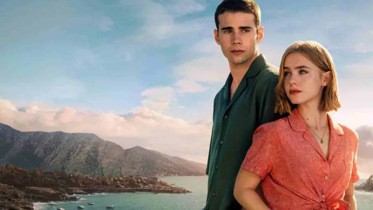 Clara Galle y Julio Peña, protagonistas de A través del mar, la segunda parte de A través de mi ventana. NETFLIX