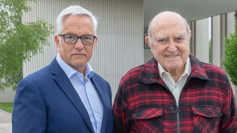 En la foto, el profesor y periodista Carlos Soria junto al fotógrafo Manuel Castells, autor de la mayoría de las imágenes del libro. UNIVERSIDAD DE NAVARRA
