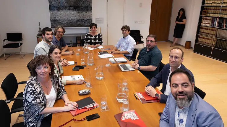 Esta tarde ha tenido lugar en el Parlamento de Navarra la primera reunión a tres de PSN, Geroa Bai y Contigo para reeditar el Gobierno de Chivite a la que han asistido como representantes Ramón Alzórriz (d), Begoñla Alfaro (2i), y María Solana (c), entre otros. EFE/Villar López