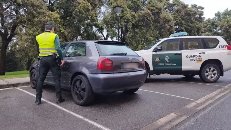 El coche carecía de ITV pero llevaba puesta la pegatina. GUARDIA CIVIL