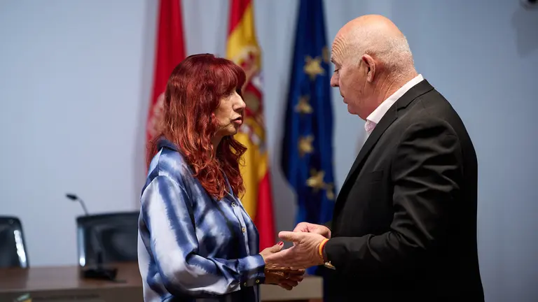 El presidente del Parlamento de Navarra, Unai Hualde, en ronda de consultas con los parlamentarios de VOX, Maite Nosti y Emilio Jiménez para estudiar la posibilidad de proponer una candidatura a la Presidencia del Gobierno foral. PABLO LASAOSA