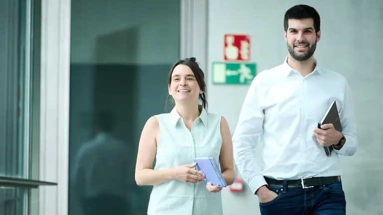 El presidente del Parlamento de Navarra, Unai Hualde, en ronda de consultas con los parlamentarios de Contigo Zurekin, Begoña Alfaro y Carlos Guzmán para estudiar la posibilidad de proponer una candidatura a la Presidencia del Gobierno foral. PABLO LASAOSA