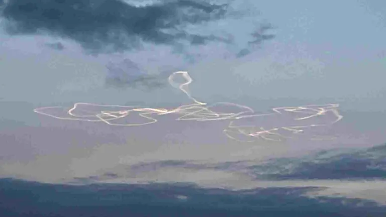 Una extraña estela ha aparecido sobre el cielo de Navarra. TWITTER / @Meteo_Pyrenees