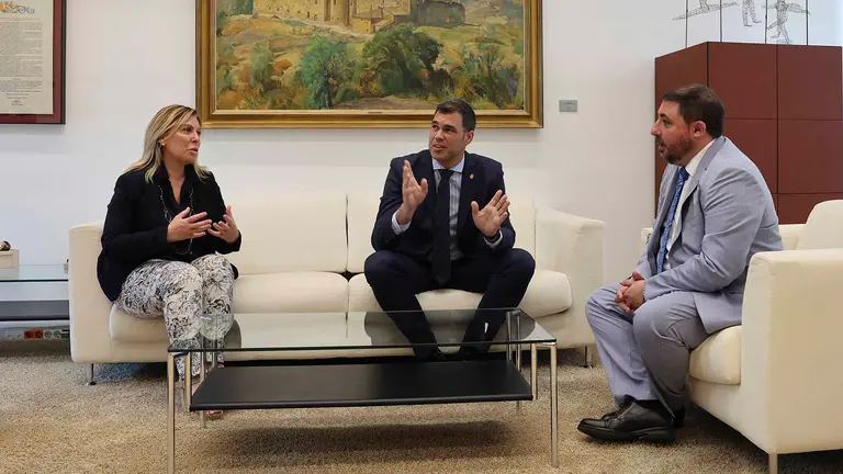 Los portavoces del PPN, Javier García (c) y Amelia Salanueva, durante la reunión que han mantenido con el presidente del Parlamento de Navarra, Unai Hualde (d), en la ronda de consultas que ha iniciado este martes con las distintas formaciones políticas para en su caso proponer una candidatura a la presidencia del Gobierno foral. EFE/Villar López