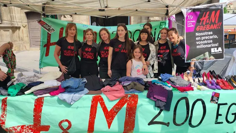 Trabajadoras de H&M de la Morea llegan a los 200 días en huelga con un mercadillo en la plaza del ayuntamiento de Pamplona. ELA