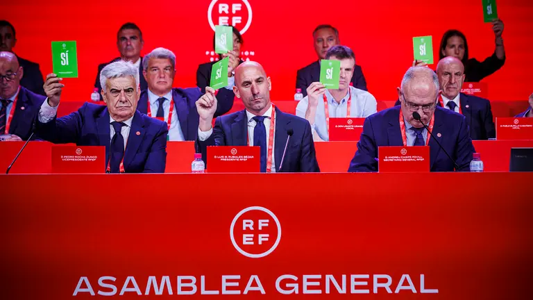 El presidente de la RFEF, Luis Rubiales (c), el vicepresidente, Pedro Rocha, y el secretario general, Andreu Camps, participan en la Asamblea General de la RFEF este martes, en Madrid. EFE/ Pablo García RFEF SOLO USO EDITORIAL SOLO DISPONIBLE PARA ILUSTRAR LA NOTICIA QUE ACOMPAÑA (CRÉDITO OBLIGATORIO)