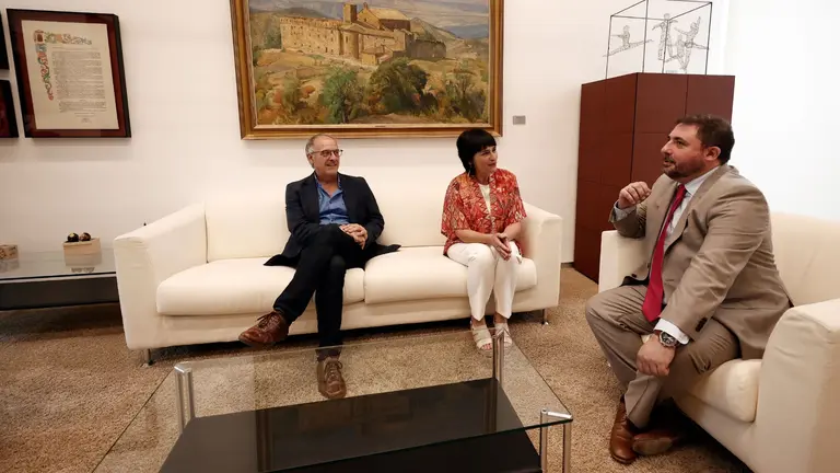 El presidente del Parlamento foral, Unai Hualde, (d) recibe a la portavoces del grupo parlamentario de EH Bildu, Laura Aznal (c) y Adolfo Araiz (i) dentro de la ronda de consultas programadas este miércoles para proponer en su caso una candidatura a la presidencia de Navarra. EFE/ Jesús Diges