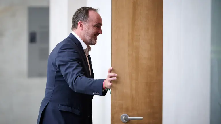 El presidente del Parlamento de Navarra, Unai Hualde, en ronda de consultas con los parlamentarios de UPN, Javier Esparza y Yolanda Ibáñez para estudiar la posibilidad de proponer una candidatura a la Presidencia del Gobierno foral. PABLO LASAOSA