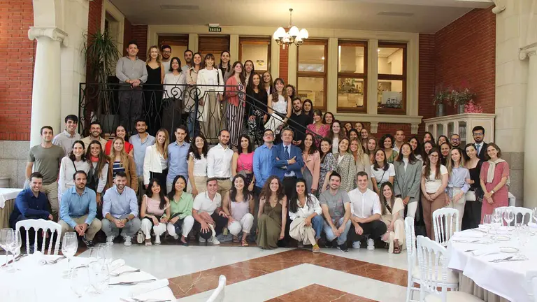 Los nuevos colegiados que asistieron a la bienvenida posan
acompañados por el presidente del Colegio, Rafael Teijeira. COLEGIO DE MÉDICOS DE NAVARRA
