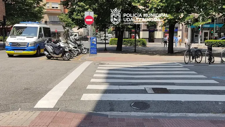 Imagen del paso de peatones en el que un niño de 12 años ha sido atropellado. POLICÍA MUNICIPAL DE PAMPLONA