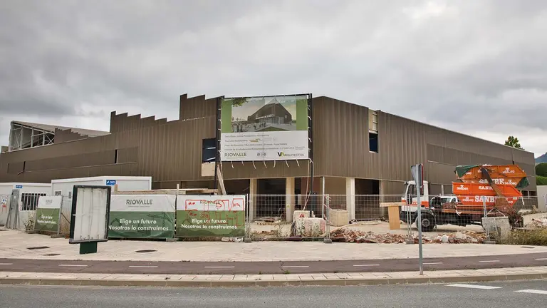 La alcaldesa del Valle de Egüés, Xuriñe Peñas, visita la paralización de las obras del polideportivo de Sarriguren. AYUNTAMIENTO DEL VALLE DE EGÜÉS