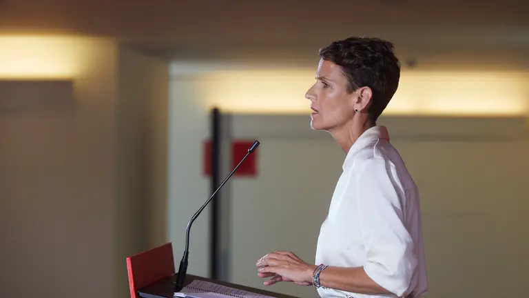 La secretaria general del PSN y candidata la Presidencia del Gobierno de Navarra, María Chivite, acompaña al secretario de Organización del PSOE y candidato al Congreso, Santos Cerdán, y al candidato al Senado, Javier Remírez, en el acto de presentación de las candidaturas socialistas al Congreso y al Senado. IÑIGO ALZUGARAY